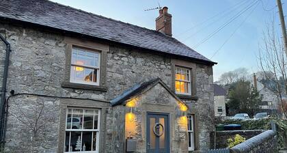 Idyllic cottage with private hot tub in picturesque village in the Peak District