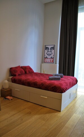 1 slaapkamer, een strijkplank/strijkijzer, wifi, beddengoed