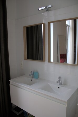 Een haardroger, handdoeken, zeep, toiletpapier