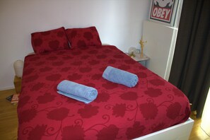 1 slaapkamer, een strijkplank/strijkijzer, wifi, beddengoed