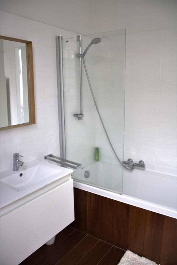 Een haardroger, handdoeken, zeep, toiletpapier