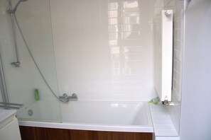 Een haardroger, handdoeken, zeep, toiletpapier