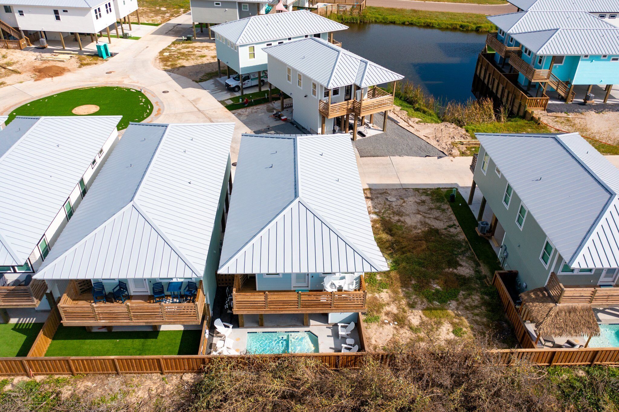 Zona residencial con varias casas que tienen tejados a dos aguas y terrazas de madera.