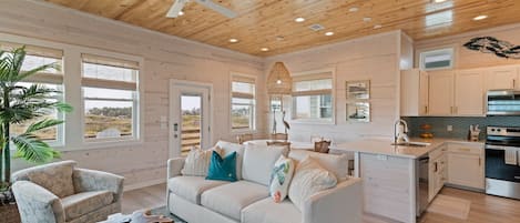 House, Multiple Beds, Pool Access, Pool View (Palm Beach! ) | Living area