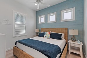 House, Multiple Beds, Pool Access, Pool View (Palm Beach! ) | 3 bedrooms, individually decorated, individually furnished, bed sheets