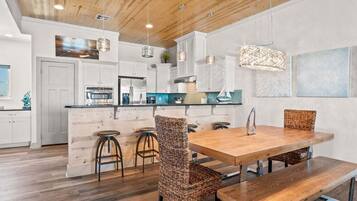 House, Multiple Beds, Hot Tub (Shorely A Good Time) | Dining