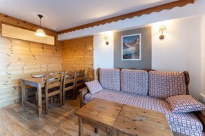 Living area - Resort center, 1st floor, fitness, swimming pool, sauna, balcony, tv, ski locker, 35m², Les Orres (Les Orres)