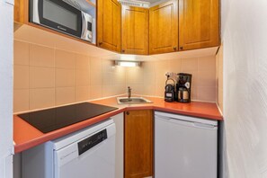 Fridge, microwave, dishwasher, coffee/tea maker - Resort center, 1st floor, fitness, swimming pool, sauna, balcony, tv, ski locker, 35m², Les Orres (Les Orres)