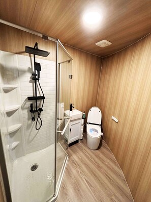 Douche, bidet, serviettes fournies, savon