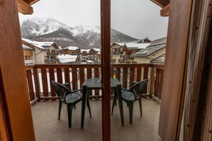 Outdoor dining - 40m from ski slopes, 3rd floor, view village/mountain, swimming pool, sauna, balcony (Les Orres)