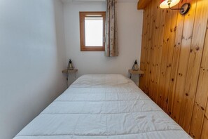 1 bedroom - 40m from ski slopes, 3rd floor, view village/mountain, swimming pool, sauna, balcony (Les Orres)