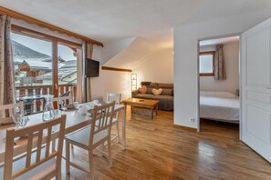 Interior - 40m from ski slopes, 3rd floor, view village/mountain, swimming pool, sauna, balcony (Les Orres)