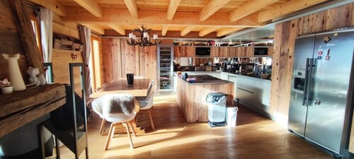 Chalet, à 100m des pistes de ski, 2ème étage, vue panoramique/pistes de ski/montagne, terrasse