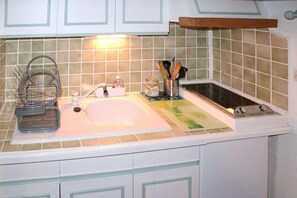 A kitchen with a sink, a stove, and a utensil holder. - 50m from ski slopes, 1st floor, 20m², Les Orres (Les Orres)