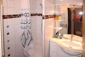 Bathroom - 50m from ski slopes, 1st floor, tv, ski locker, 20m², Les Orres (Les Orres)