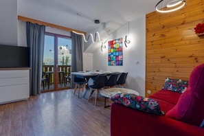 Living area - Resort center, 3rd floor, fitness, swimming pool, sauna, balcony, tv, ski locker, 46m², Les Orres (Les Orres)