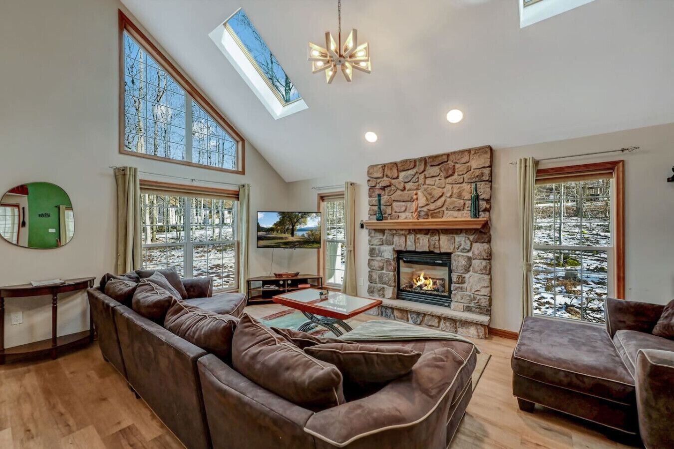 Televisión, chimenea, futbolito, libros