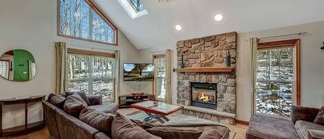 Tv, eldstad, bordsfotboll och böcker