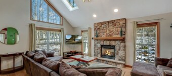 LAKE/beach/boats/hot tub/hiking/kids/foosball