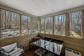Interior - LAKE/beach/boats/hot tub/hiking/kids/foosball (Pocono Lake)