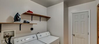 LAKE/beach/boats/hot tub/hiking/kids/foosball