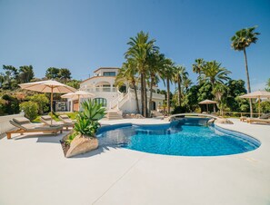 Villa | Alberca | Alberca techada y alberca al aire libre