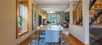 Luxury Hillside Farmhouse on The Bay of Quinte