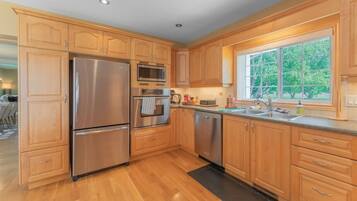 Geladeira, micro-ondas, fogão, cooktop