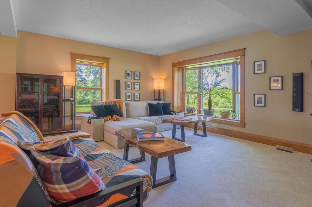 TV connectée, cheminée, jeux vidéo, livres