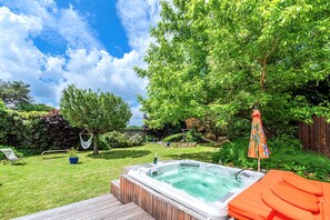 Outdoor spa tub - Old farmhouse Jacuzzi garden 30 min Paris (Marcoussis)