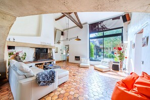Living area - Old farmhouse Jacuzzi garden 30 min Paris (Marcoussis)