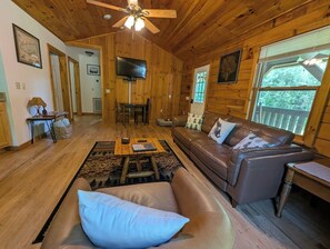 TV, books - Cozy Cabin Getaway w/ Hot Tub - Dog Friendly (Whittier)