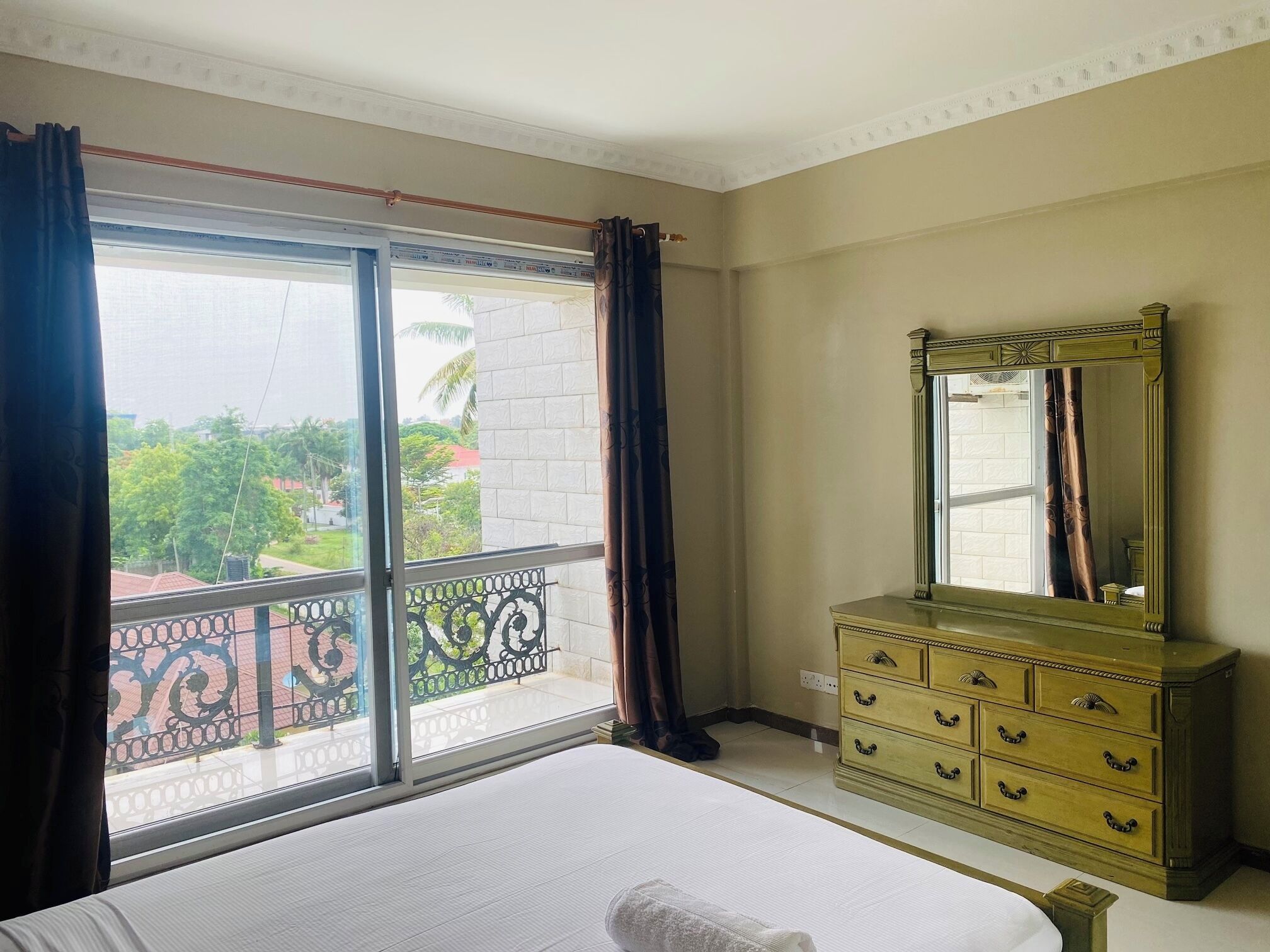 2 dormitoris, caixa forta a l'habitació i escriptori 