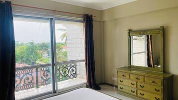 2 habitaciones, caja de seguridad en la habitación y escritorio