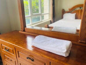 2 bedrooms, in-room safe, desk, iron/ironing board - Chic 2-bedroom apartment with AC, WiFi in welcoming Dar es Salaam (Dar es Salaam)