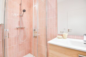 Shower, hair dryer, towels - Appart 1 ch clim proche Vieux-Port et St-Charles (Marseille)