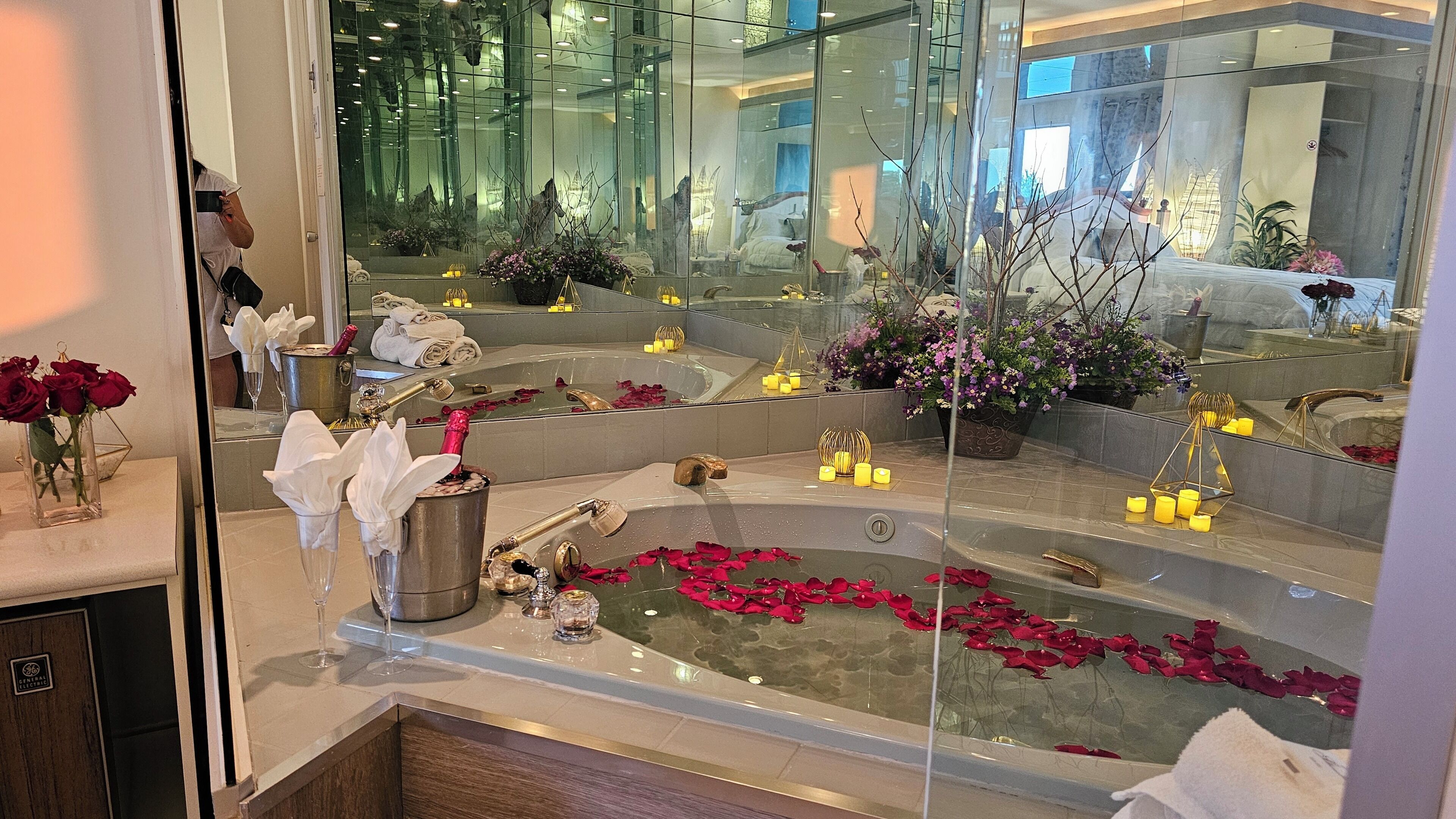 Royal Room | Bathroom | Hair dryer, towels, soap, shampoo