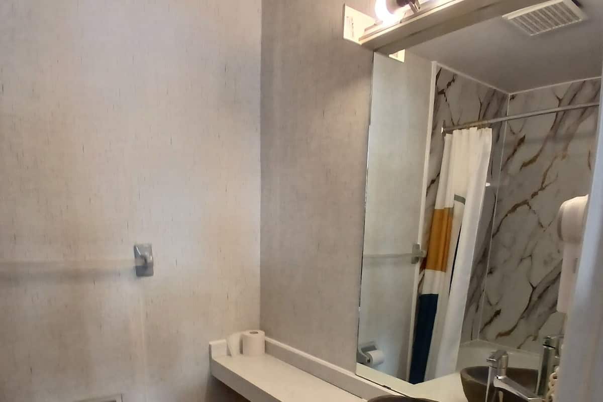 CHAMBRE DEUX LITS (queen et double) | Salle de bain | Sèche-cheveux, serviettes fournies, savon, shampoing