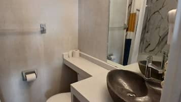 Kahden hengen perhehuone | Kylpyhuone | Hiustenkuivaaja, pyyhkeet, saippua, sampoo