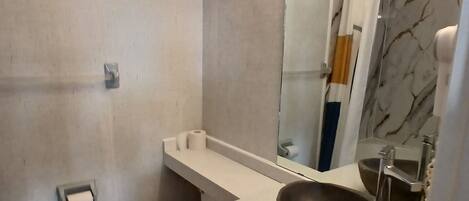 Habitación familiar doble | Baño | Secador de pelo, toallas, jabón y champú