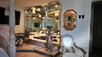 Royal-Zimmer | Badezimmer | Haartrockner, Handtücher, Seife, Shampoo