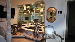 Habitación Royal | Baño | Secador de pelo, toallas, jabón y champú