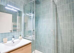 Dusche, Haartrockner, Handtücher