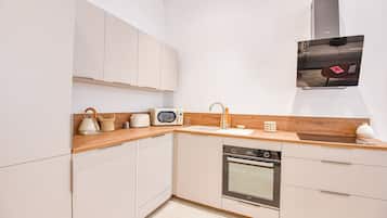 Een koelkast, een magnetron, een oven, een kookplaat