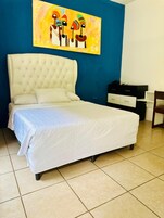 Escritorio, espacio para trabajar con laptop y wifi gratis 