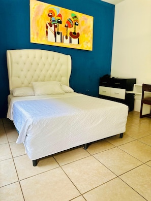 Bureau, espace de travail pour ordinateur portable, Wi-Fi gratuit