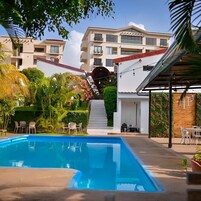 Una piscina al aire libre