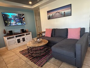 TV connectée, livres, écrans d'ordinateur