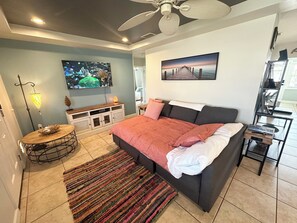 TV connectée, livres, écrans d'ordinateur