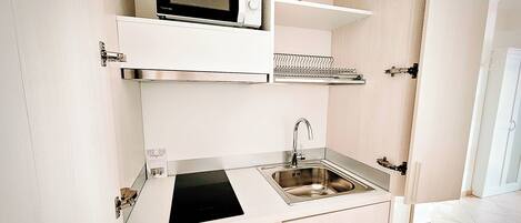 Kühlschrank, Mikrowelle, Herdplatte, Wasserkocher